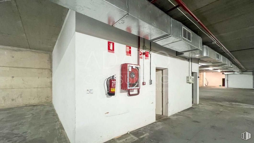 Industrial for sale at Avenida Técnica, Azuqueca de Henares, Guadalajara, 19200 with building, fixture, gas, machine, door, composite material, electricity, concrete, room and art around