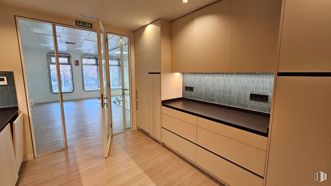 Oficina en alquiler en Calle Orense, 26, Tetuán, Madrid, 28020 con ebanistería, puerta, suelos, suelo, interiorismo, madera, encimera, cocina, techo y suelos de madera alrededor