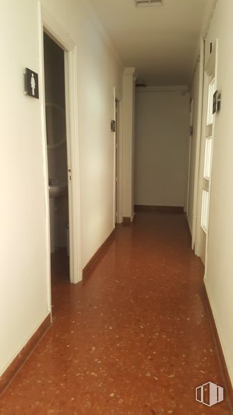 Office for sale & for rent at Calle Sol, Talavera de la Reina, Toledo, 45600 with wardrobe, brown, wood, fixture, building, floor, flooring, material property, wood stain, hardwood and door around