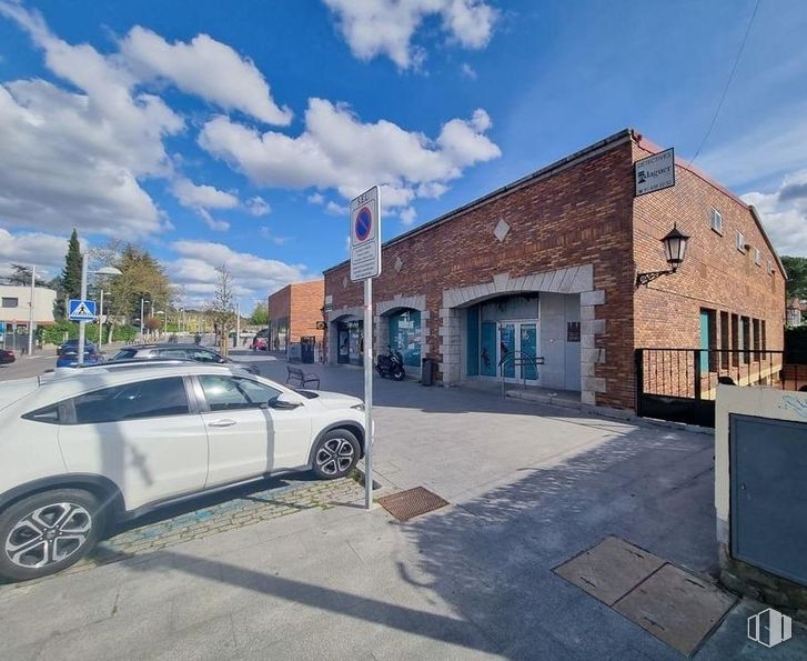 Local en alquiler en Casco urbano, Torrelodones, Madrid, 28250 con coche, rueda, neumático, cielo, nube, vehículo terrestre, vehículo, edificio, ventana y neumático de automoción alrededor