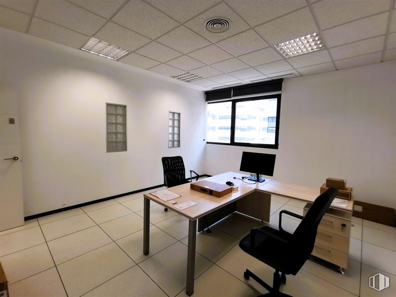 Office for rent at Edificio 4, Calle Casas de Miravete, Villa de Vallecas, Madrid, 28031 with chair, window, desk, computer monitor, lighting, furniture, interior design, flooring, floor and ceiling around