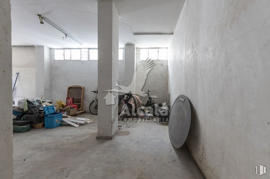 Retail for sale at Calle Gil de Andrade, Alcalá de Henares, Madrid, 28804 with window, building, wood, floor, interior design, grey, flooring, gas, ceiling and house around