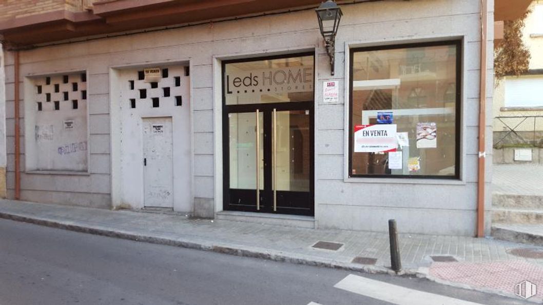 Retail for sale at Calle Cañada, Manzanares el Real, Madrid, 28410 with door, window, composite material, concrete, glass, home door and gate around