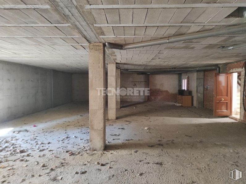 Retail for sale at Calle Juan Ramón Jiménez, Guadalajara, 19004 with door, wood, building, hall, flooring, floor, beam, house, ceiling and composite material around