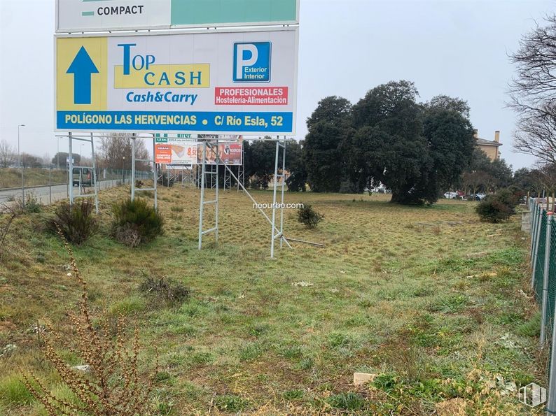 Land for sale at Calle de la Ciudad de Toledo, Ávila, 05004 with plant, sky, motor vehicle, land lot, tree, natural landscape, grass, traffic sign, road and gas around