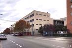 Industrial for sale at Calle Resina, 13, Villaverde, Madrid, 28021 with car, building, cloud, sky, window, wheel, tree, street light, urban design, condominium and plant around