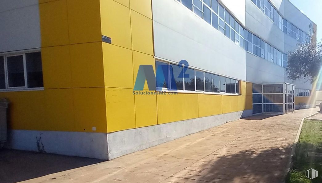 Industrial for rent at Zona Rivas-Vaciamadrid, Puente de Vallecas, Rivas-Vaciamadrid, Madrid, 28529 with window, building, house, composite material, facade, asphalt, tints and shades, urban design, shade and commercial building around