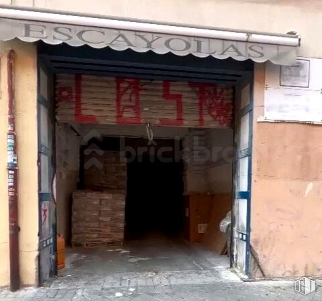 Retail for sale at Ronda Segovia, 38, Arganzuela, Madrid, 28005 with property, fixture, building, gas, building material, house, facade, brickwork, brick and arch around