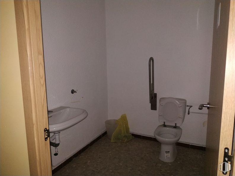 Local en alquiler y venta en Zona Centro, Corral de Almaguer, Toledo, 45880 con inodoro, fregadero, accesorio de fontanería, edificio, propiedad, baño, lavabo de baño, morado, accesorio y madera alrededor