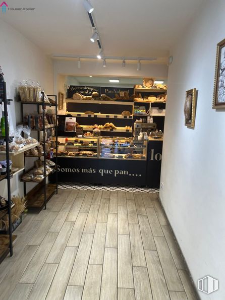 Retail for rent at Zona Barrio del Pilar, Fuencarral - El Pardo, Madrid, 28029 with furniture, shelf, wood, interior design, shelving, food, floor, flooring, hardwood and retail around