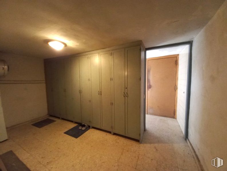 Nave en venta en Polígono El Caballo, Loeches, Madrid, 28890 con armario, madera, puerta, accesorio, pavimento, piso, pasillo, casa, techo y madera alrededor