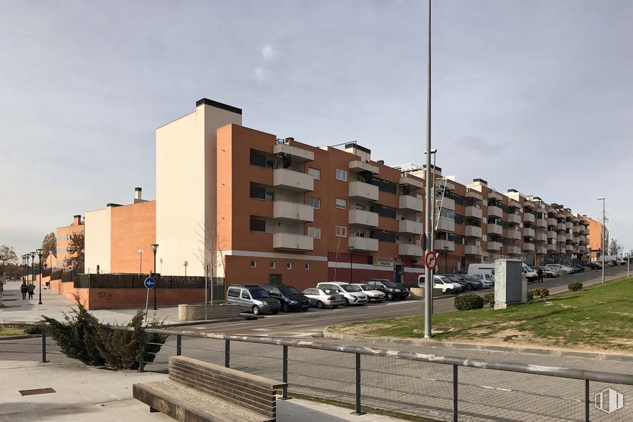 Retail for sale & for rent at Calle Marbella, 35, Arroyomolinos, Madrid, 28939 with building, bench, sky, car, property, window, urban design, residential area, cloud and condominium around