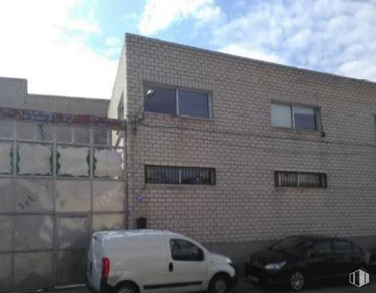 Nave en venta en Calle Hinojosa Duque, Fuenlabrada, Madrid, 28946 con camioneta, coche, luz de estacionamiento, nube, neumático, vehículo terrestre, cielo, rueda, vehículo y ventana alrededor