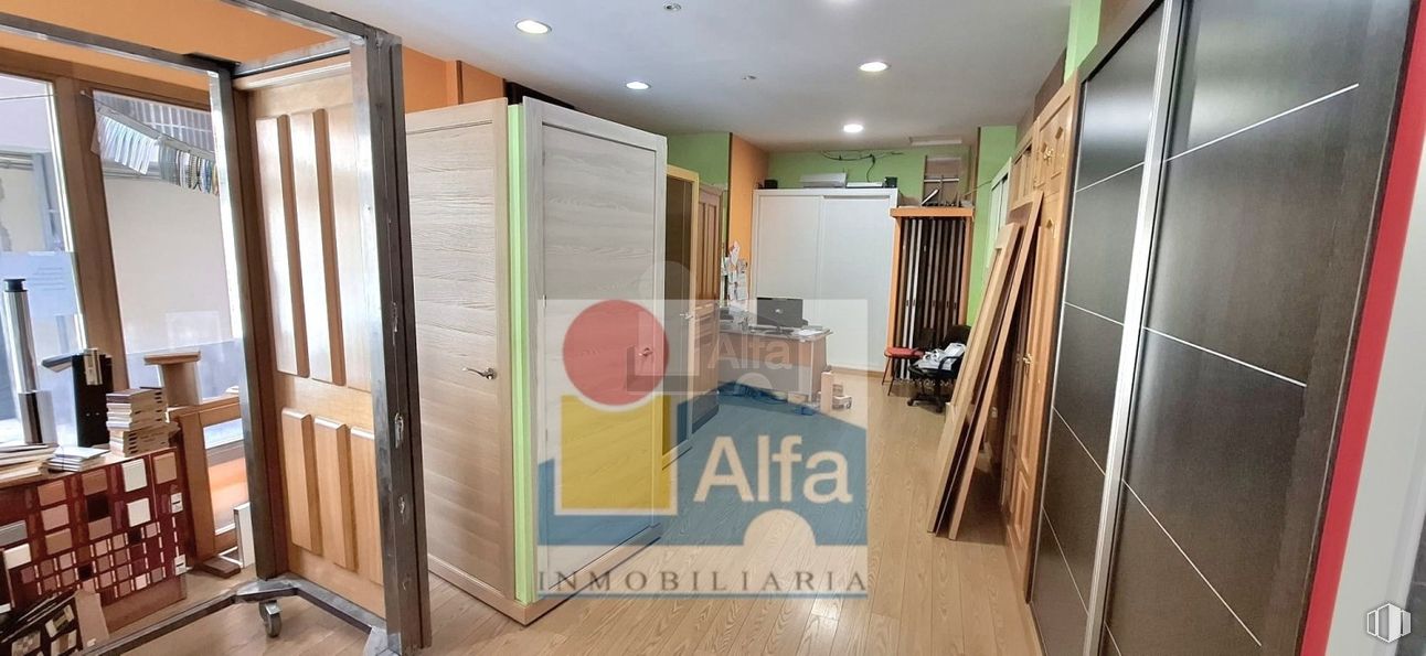 Retail for sale at Calle Cristo del Mercado, Segovia, 40005 with door, wood, flooring, floor, wood stain, hardwood, wood flooring, glass, plywood and plank around