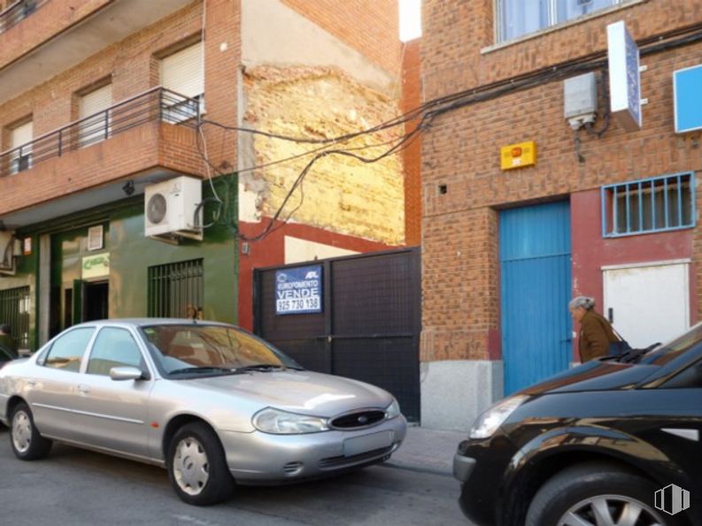 Land for sale at Calle Ramón y Cajal, Fuensalida, Toledo, 45510 with car, wheel, person, tire, door, window, building, automotive parking light, land vehicle and vehicle around