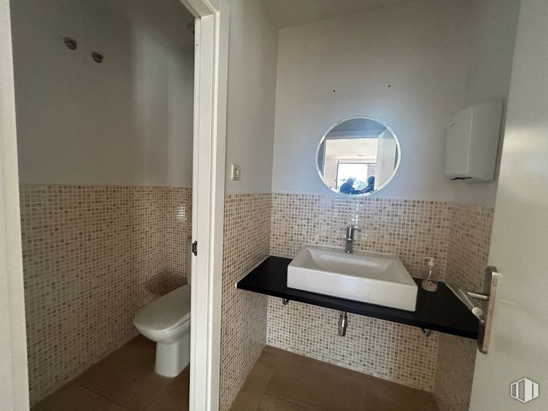 Oficina en venta en Calle San Rafael, Alcobendas, Madrid, 28108 con fregadero, espejo, inodoro, accesorios de fontanería, propiedad, grifo, lavabo, cuarto de baño, edificio y madera alrededor