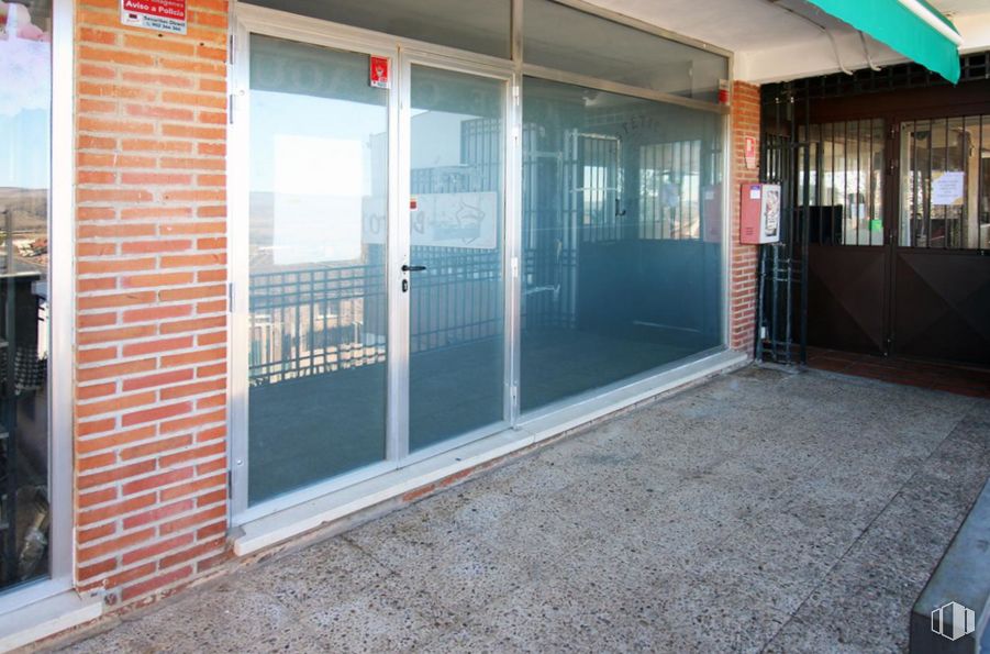 Retail for sale at Calle Olmo Caraquiz, Uceda, Guadalajara, 19188 with interior design, shade, floor, automotive exterior, fixture, facade, real estate, wood, door and brick around