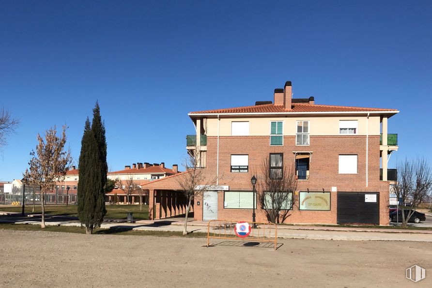 Local en venta en Avenida Doña María de las Mercedes, 3, Alovera, Guadalajara, 19208 con edificio, cielo, ventana, árbol, planta, diseño urbano, barrio, área residencial, fachada y accesorio alrededor