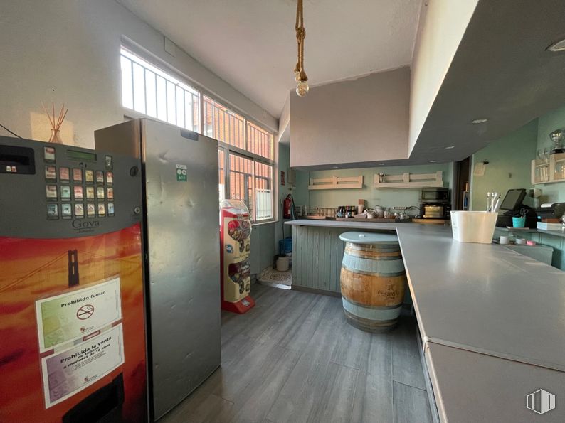 Retail for sale & for rent at Universidad, Ávila, 05003 with barrel, refrigerator, window, flooring, interior design, ceiling, floor, countertop, cabinetry and wood stain around