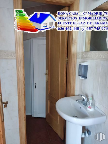 Local en alquiler y venta en Calle Talamanca, 15, Fuente el Saz de Jarama, Madrid, 28140 con fregadero, grifo, accesorio de plomería, lavabo del baño, puerta, accesorio, baño, madera, fluido y alumbrado alrededor