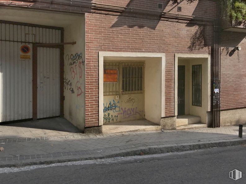 Retail for sale & for rent at Calle Almortas, 16, Tetuán, Madrid, 28039 with door, window, property, building, wood, fixture, brick, road surface, neighbourhood and wall around