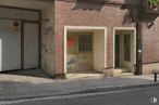 Local en alquiler y venta en Calle Almortas, 16, Tetuán, Madrid, 28039 con puerta, ventana, propiedad, edificio, madera, accesorio, ladrillo, superficie de carretera, barrio y pared alrededor