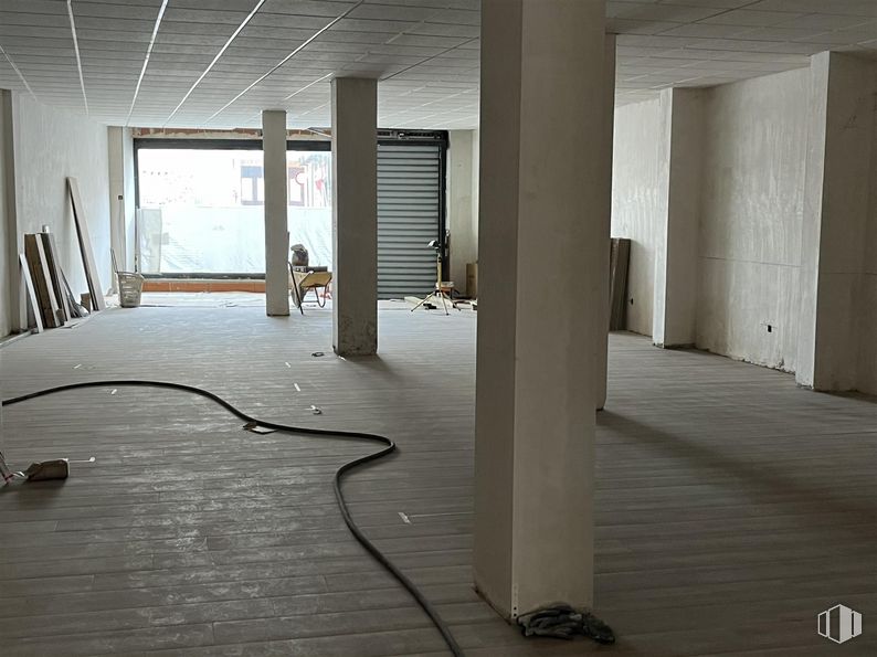 Retail for rent at Calle Tomás Luís de Victoria, 10, Ávila, 05001 with building, wood, interior design, architecture, floor, flooring, door, hardwood, gas and ceiling around