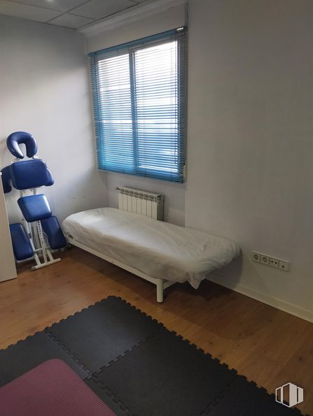 Local en venta en Calle José Arcones Gil, Ciudad Lineal, Madrid, 28017 con persiana de la ventana, ventana, cama, mueble, edificio, confort, madera, sombra, interiorismo y accesorio alrededor