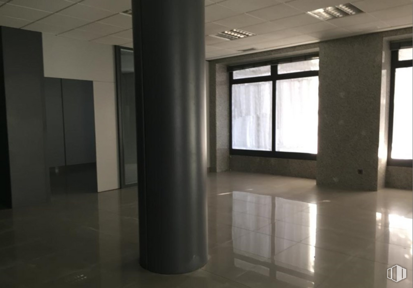 Retail for sale & for rent at Zona Centro, Cuenca, 16002 with window, fixture, wood, interior design, flooring, floor, material property, shade, hall and glass around