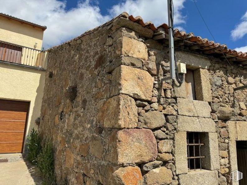 Industrial for sale at Calle Plazuelilla, 17, Gilbuena, Ávila, 05619 with door, window, cloud, sky, fixture, plant, wood, building, building material and tree around