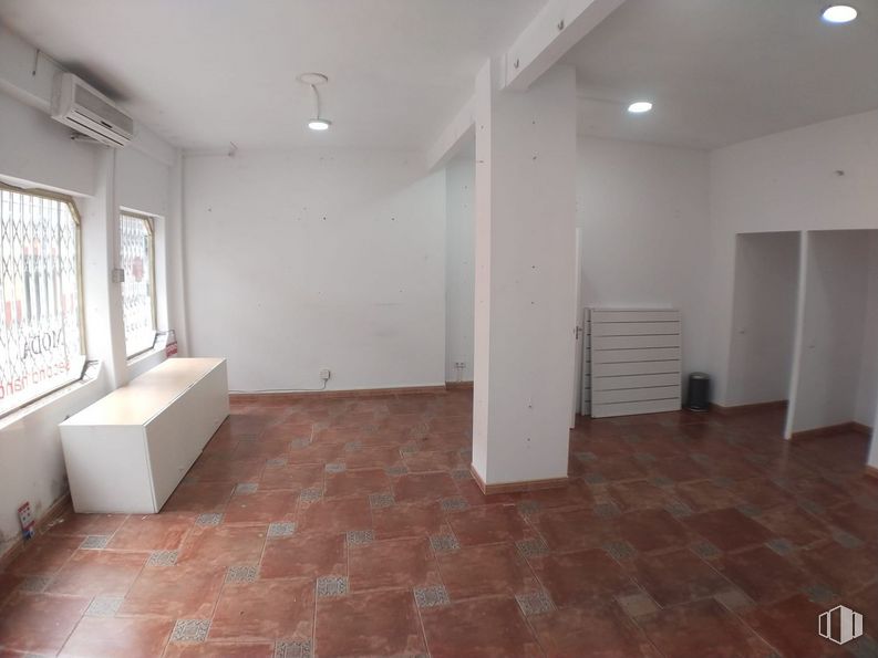 Retail for rent at Zona La Paloma, Parla, Madrid, 28980 with window, light fixture, fixture, wood, interior design, flooring, floor, hall, tile flooring and hardwood around