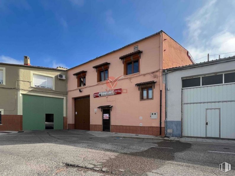 Retail for sale at Avenida Huerta Abajo, San Lorenzo de la Parrilla, Cuenca, 16770 with door, window, building, sky, cloud, fixture, road surface, asphalt, land lot and urban design around