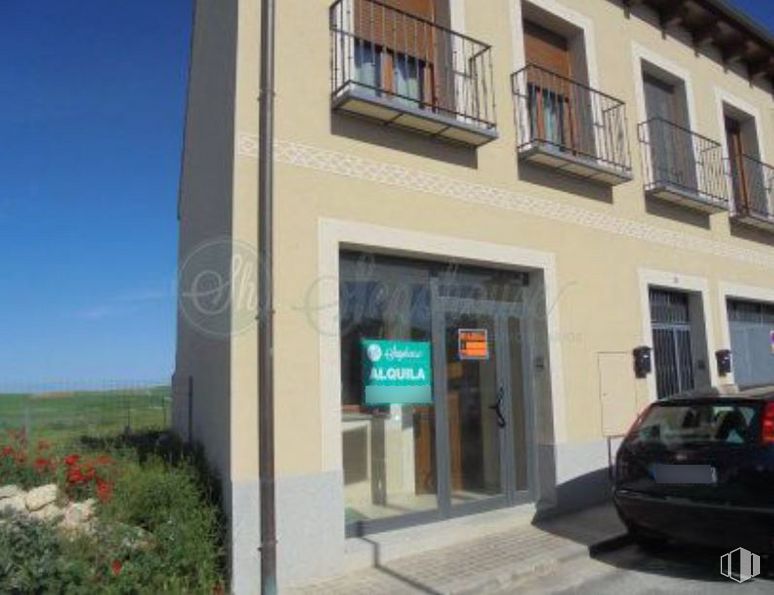 Retail for rent at Zamarramala, Segovia, 40196 with car, plant, building, window, property, automotive tail & brake light, vehicle, vehicle registration plate, sky and door around