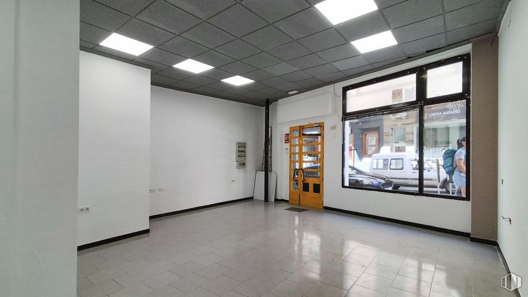 Retail for sale & for rent at Calle Colón, Cuenca, 16002 with light fixture, lighting, fixture, floor, hall, flooring, building, glass, art and ceiling around