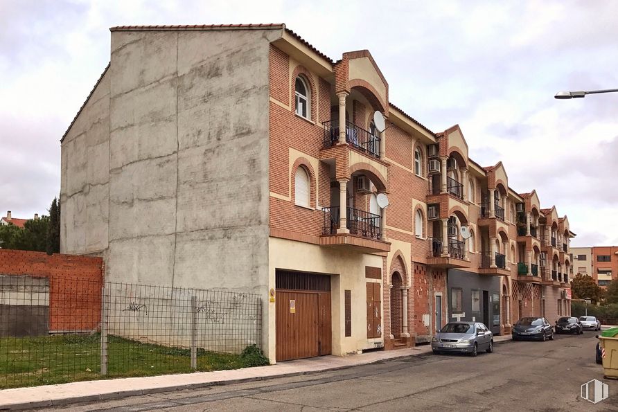 Local en alquiler y venta en Carretera Albarreal Tajo, 2, Torrijos, Toledo, 45500 con edificio, coche, nube, cielo, ventana, luz de la calle, vehículo, arquitectura, ladrillo y diseño urbano alrededor