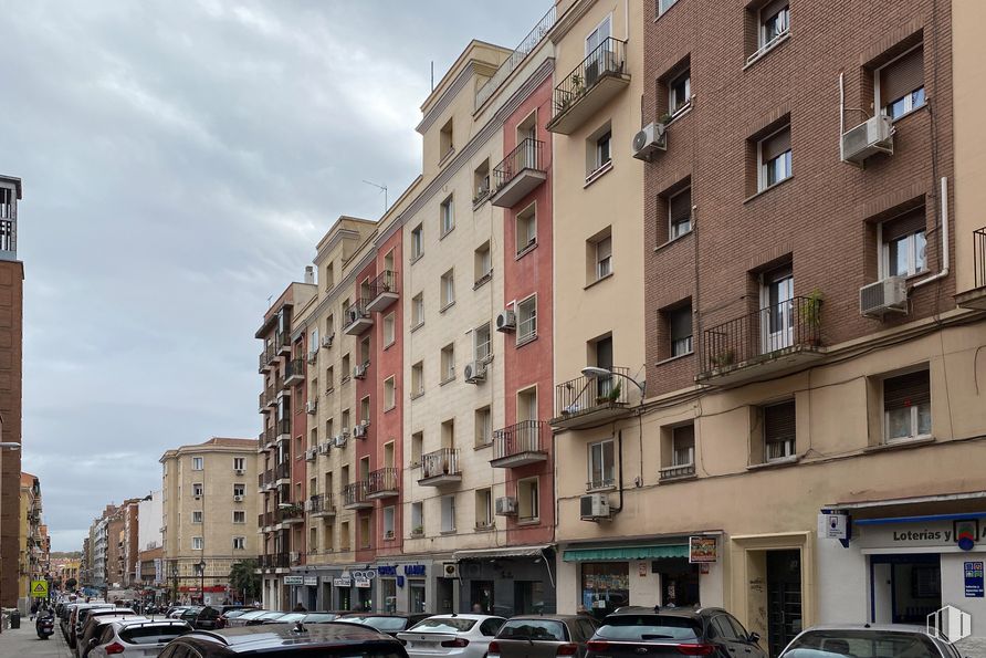 Retail for rent at Calle Valderribas, 24, Retiro, Madrid, 28007 with car, building, land vehicle, cloud, window, sky, vehicle, wheel, infrastructure and tire around