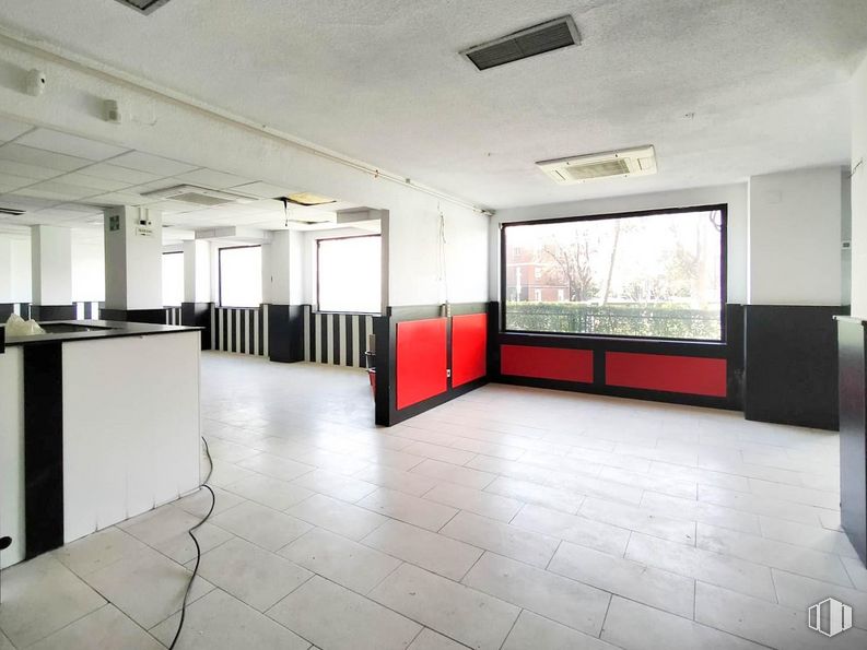 Local en venta en Zona San Juan Bautista, Ciudad Lineal, Madrid, 28043 con lámpara, ventana, alumbrado, edificio, interiorismo, suelo, suelos, hall, diseño automovilístico y evento alrededor