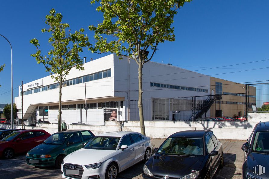 Nave en alquiler en Zona norte, Fuencarral - El Pardo, Madrid, 28034 con coche, edificio, luz de estacionamiento automotriz, cielo, rueda, vehículo terrestre, neumático, vehículo, iluminación automotriz y vehículo de motor alrededor