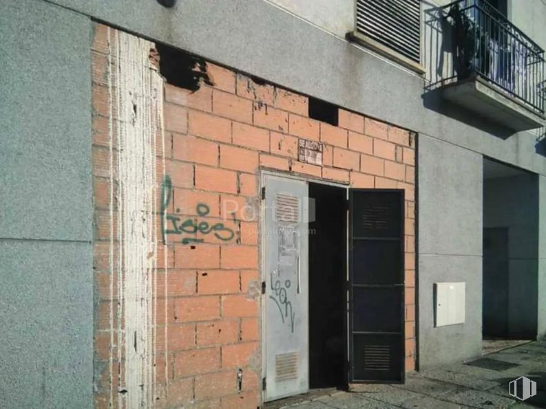 Retail for sale at Carretera Coruña - San Rafael, El Espinar, Segovia, 40410 with door, wood, brick, fixture, brickwork, road surface, wall, facade, building material and composite material around