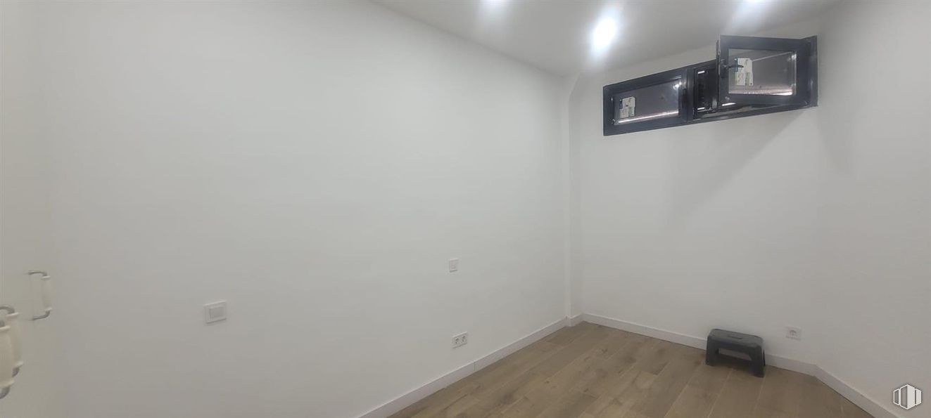 Retail for sale at Calle Javier Vicente Montero, El Escorial, Madrid, 28280 with wood, flooring, paint, building, ceiling, hardwood, wood stain, lcd projector, event and plywood around