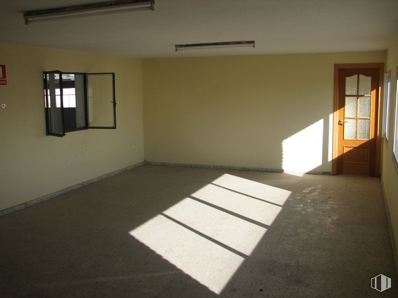 Industrial for sale & for rent at Avenida Olivar, Valdemoro, Madrid, 28341 with door, property, fixture, wood, shade, interior design, floor, wall, flooring and window around