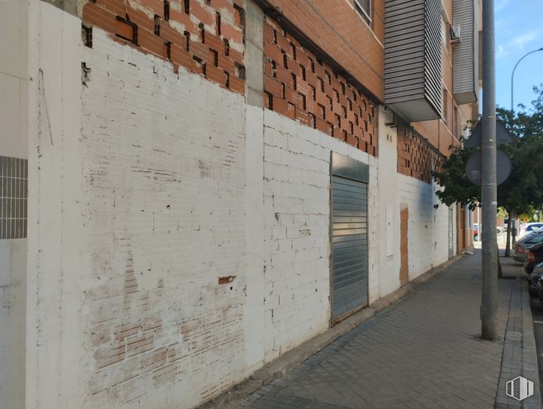 Local en alquiler y venta en Avenida Fresnos, 25 , Torrejón de Ardoz, Madrid, 28850 con edificio, superficie de la carretera, pared, ladrillo, árbol, fachada, albañilería, acera, cielo y arte alrededor