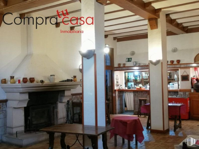 Retail for sale at Calle Conde Sepúlveda, Sepúlveda, Segovia, 40300 with table, property, interior design, wood, gas, shelf, flooring, bookcase, hardwood and retail around