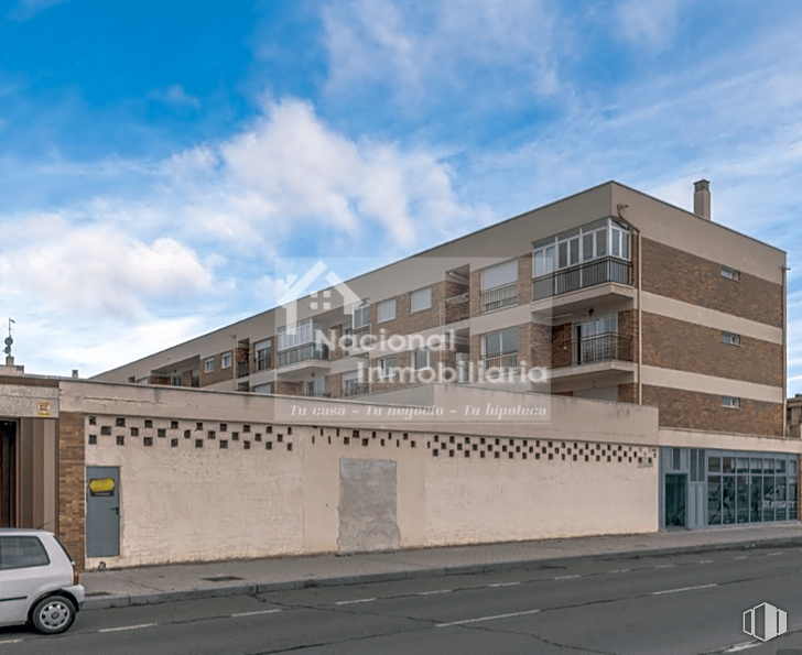 Local en venta en Calle Lirio, 1, Ávila, 05002 con coche, edificio, ventana, nube, cielo, neumático, rueda, diseño urbano, barrio y zona residencial alrededor