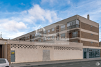 Retail for sale at Calle Lirio, 1, Ávila, 05002 with car, building, window, cloud, sky, tire, wheel, urban design, neighbourhood and residential area around