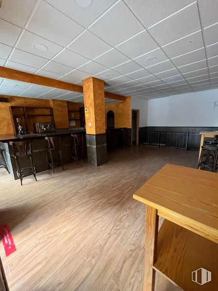 Retail for sale at Calle Juan Ramón Jiménez, Móstoles, Madrid, 28932 with table, chair, wood, interior design, hall, flooring, floor, real estate, hardwood and wood stain around