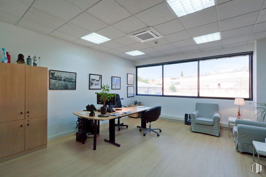 Oficina en alquiler en Edificio Payma, Avenida Industria, 32, Alcobendas, Madrid, 28108 con mesa, silla, mueble, edificio, planta de interior, planta, pavimentos, escritorio, techo y silla de oficina alrededor