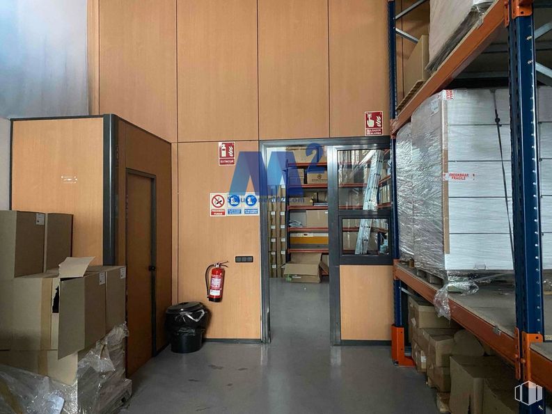 Nave en venta en Zona empresarial, San Fernando de Henares, Madrid, 28830 con caja, caja de envío, envasado y etiquetado, estantería, envases de cartón, tinte para madera, estante, materiales de embalaje, entrega de paquetes y cartón alrededor