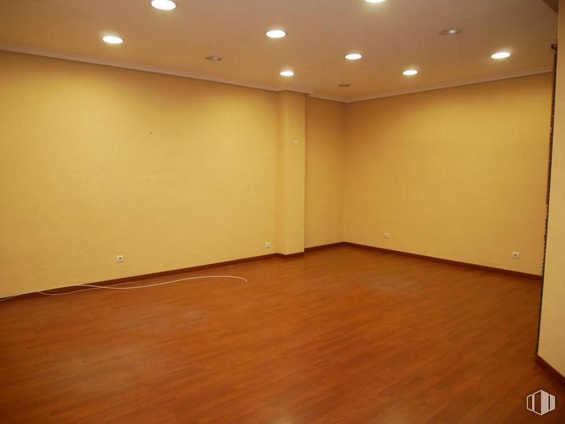 Retail for sale at Calle Uruguay, Toledo, 45004 with wood, floor, flooring, hall, fixture, wood stain, wall, material property, hardwood and laminate flooring around