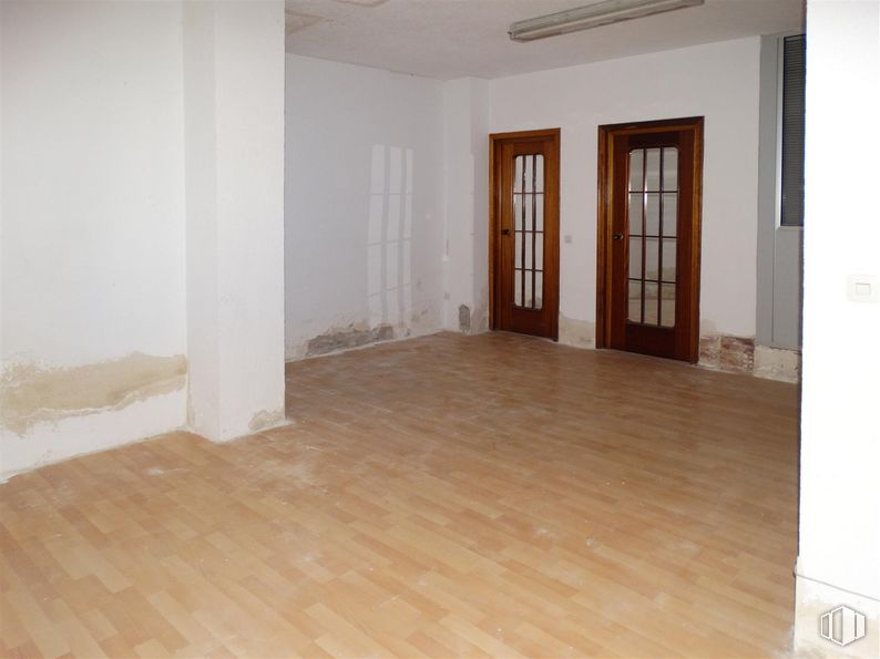 Retail for sale at Casco antiguo, Las Rozas de Madrid, Madrid, 28230 with door, fixture, wood, hall, floor, flooring, paint, wood stain, building material and laminate flooring around